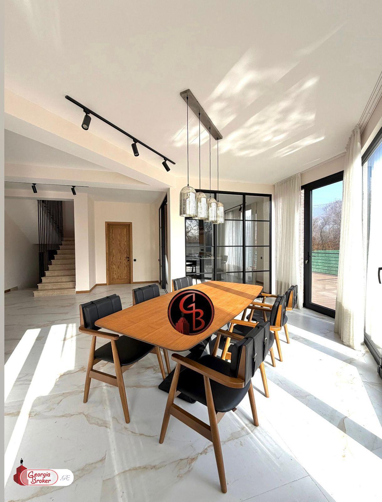 იყიდება ახალი გარემონტებული 7 ოთახიანი სახლი